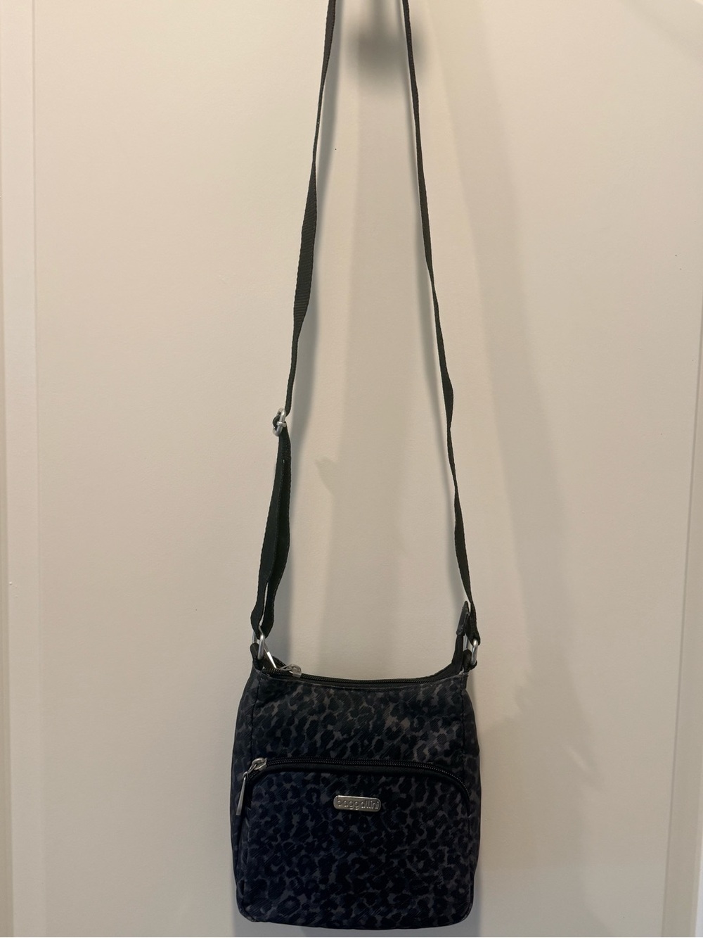 Baggallini leopard crossbody bag EUC
